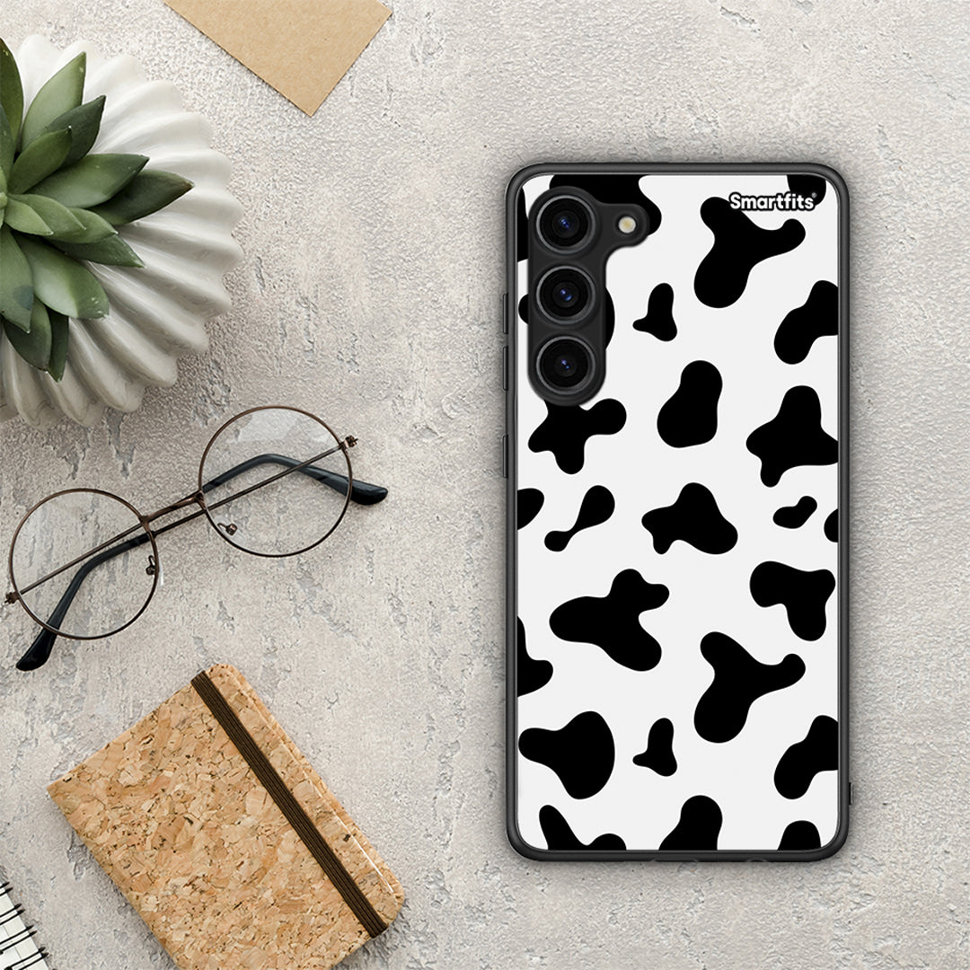 Θήκη Samsung Galaxy S23 Plus Cow Print από τη Smartfits με σχέδιο στο πίσω μέρος και μαύρο περίβλημα | Samsung Galaxy S23 Plus Cow Print Case with Colorful Back and Black Bezels