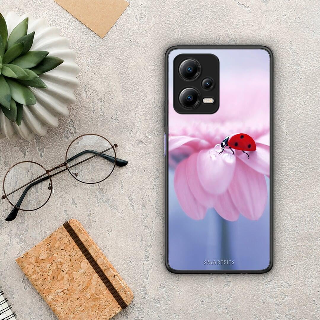 Θήκη Xiaomi Redmi Note 12 5G Ladybug Flower από τη Smartfits με σχέδιο στο πίσω μέρος και μαύρο περίβλημα | Xiaomi Redmi Note 12 5G Ladybug Flower Case with Colorful Back and Black Bezels