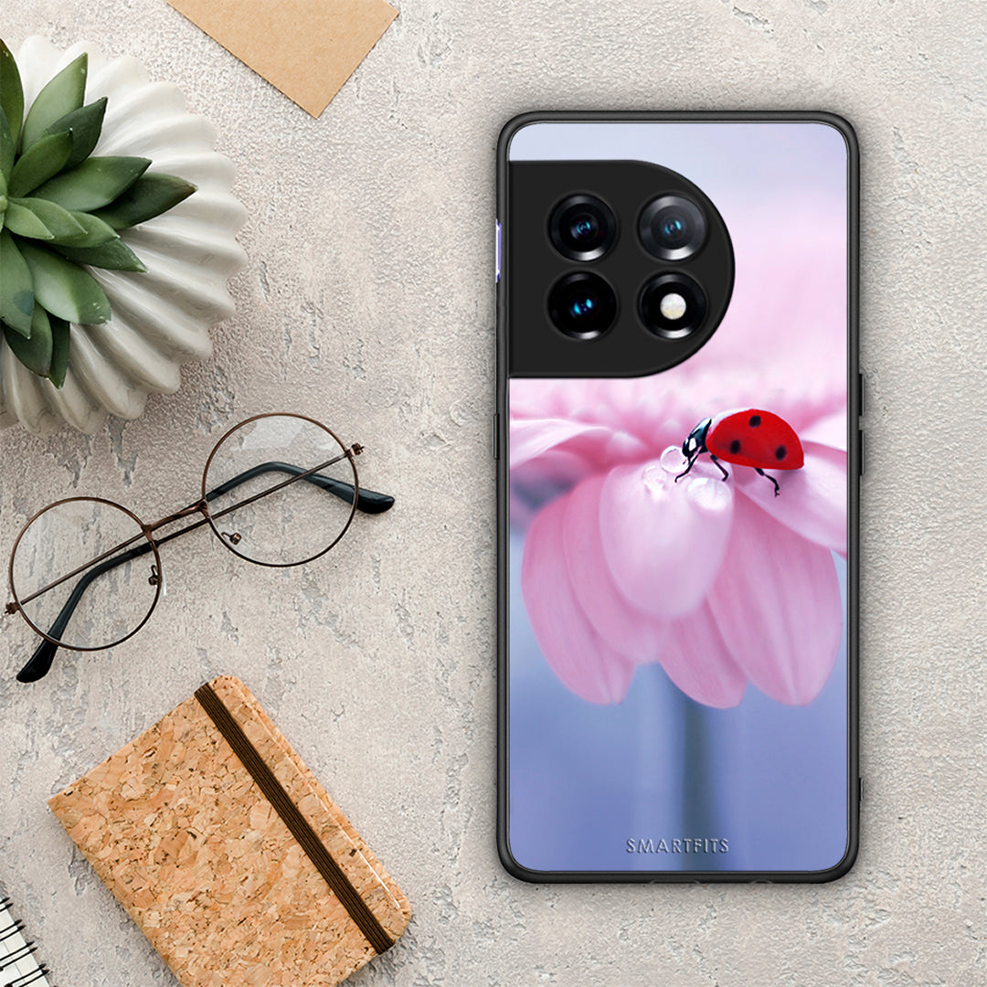 Θήκη OnePlus 11 5G Ladybug Flower από τη Smartfits με σχέδιο στο πίσω μέρος και μαύρο περίβλημα | OnePlus 11 5G Ladybug Flower Case with Colorful Back and Black Bezels