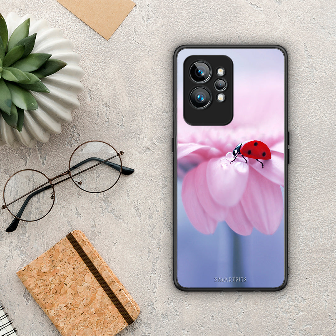 Θήκη Realme GT2 Pro Ladybug Flower από τη Smartfits με σχέδιο στο πίσω μέρος και μαύρο περίβλημα | Realme GT2 Pro Ladybug Flower Case with Colorful Back and Black Bezels