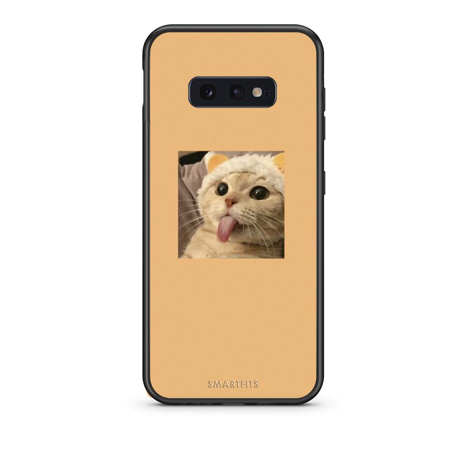 samsung s10e Cat Tongue θήκη από τη Smartfits με σχέδιο στο πίσω μέρος και μαύρο περίβλημα | Smartphone case with colorful back and black bezels by Smartfits